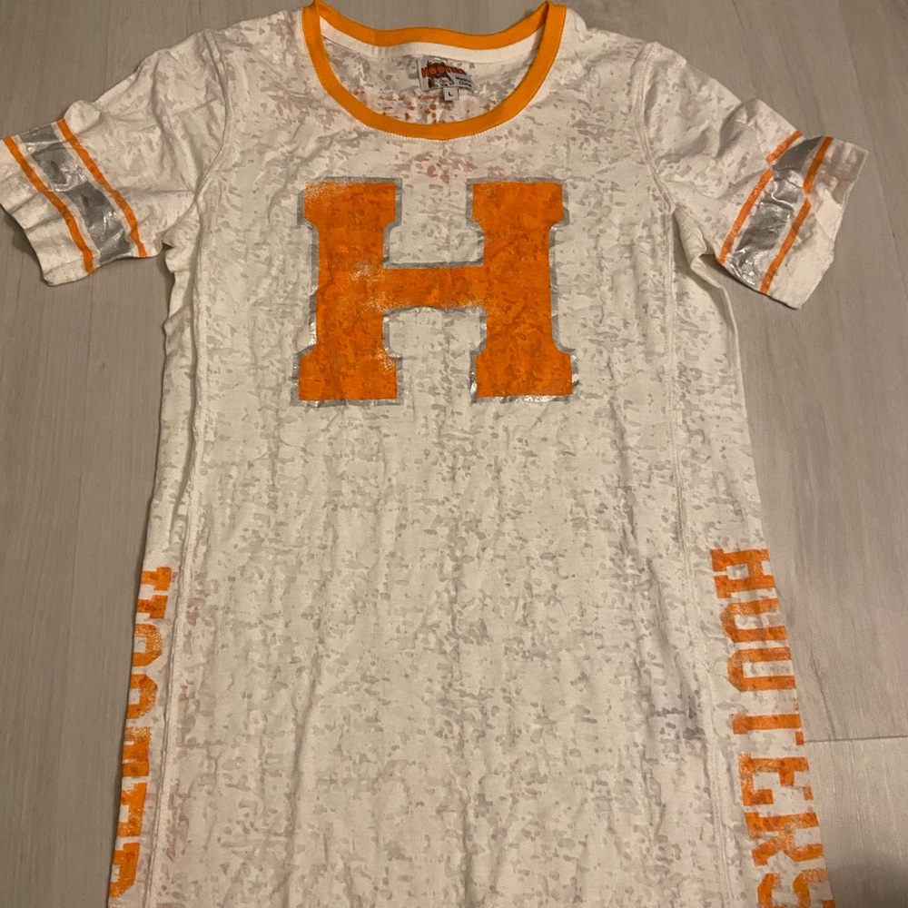 Hooters t shirt🫨